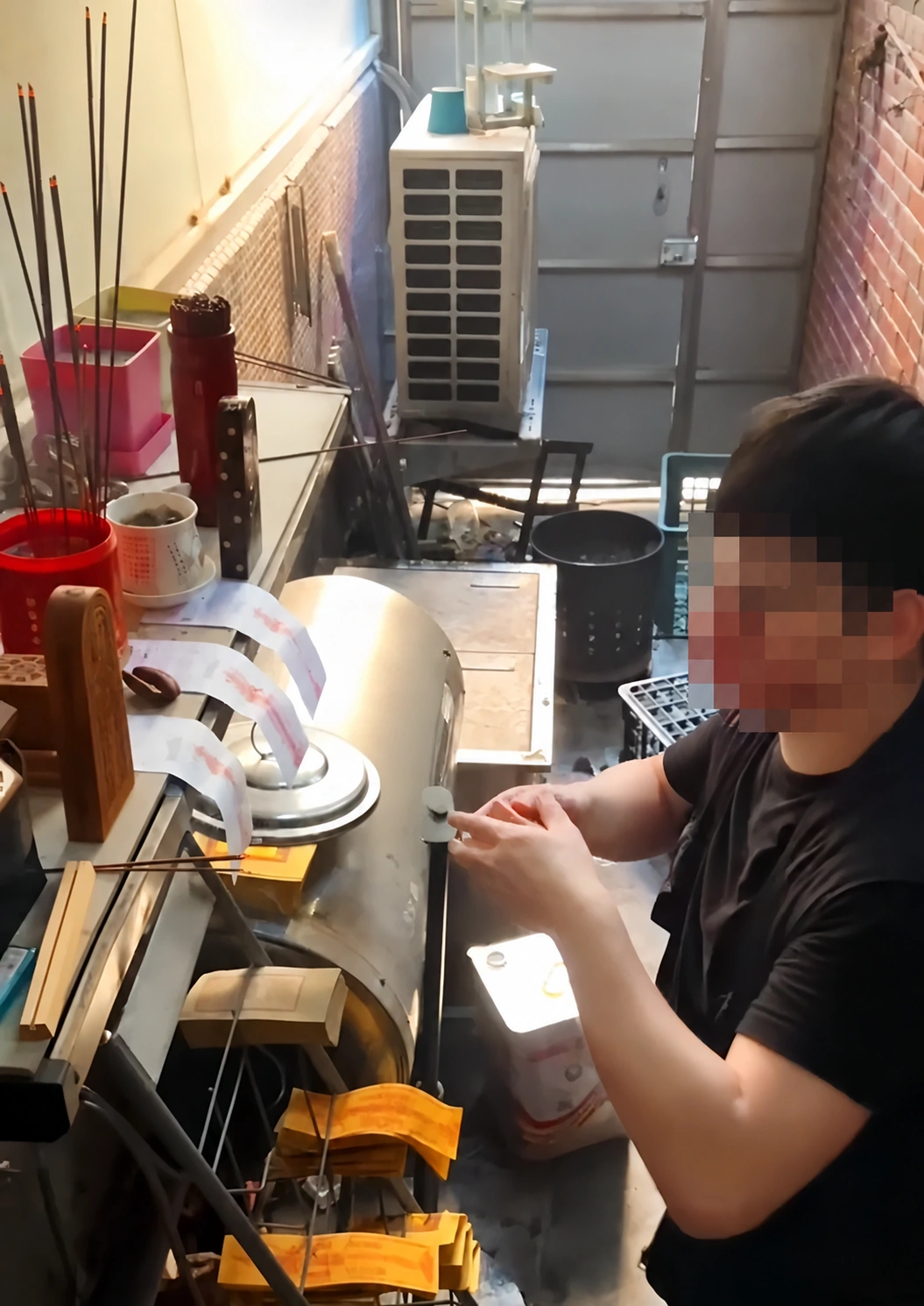 2024年以前在窄巷間之臨時壇,壇務實作現場。